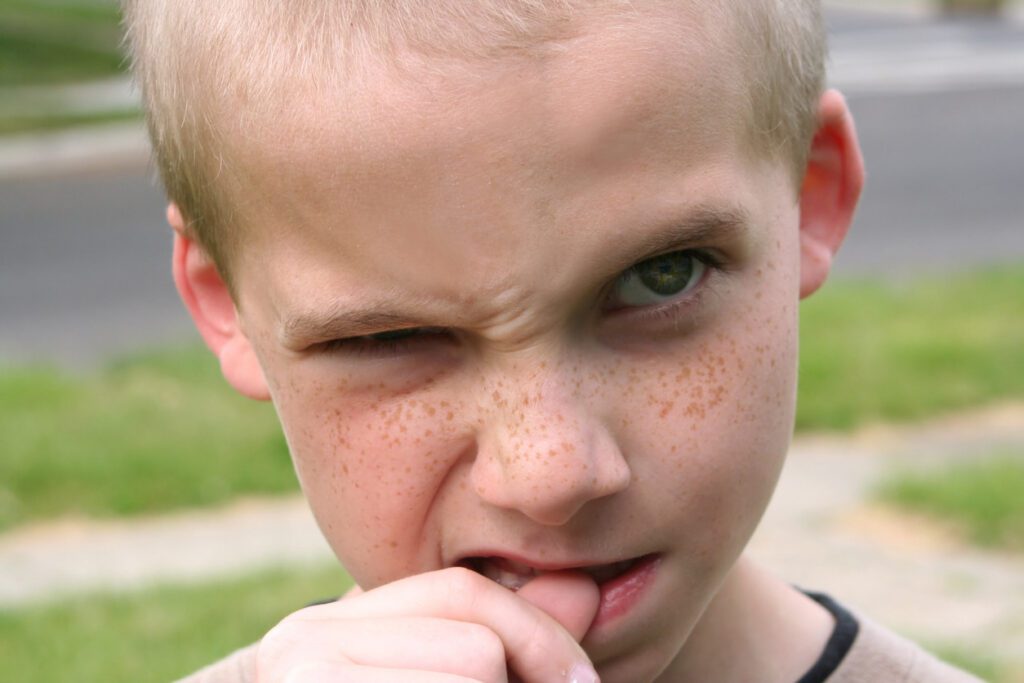 ¿Comerse las uñas es dañino para los niños?