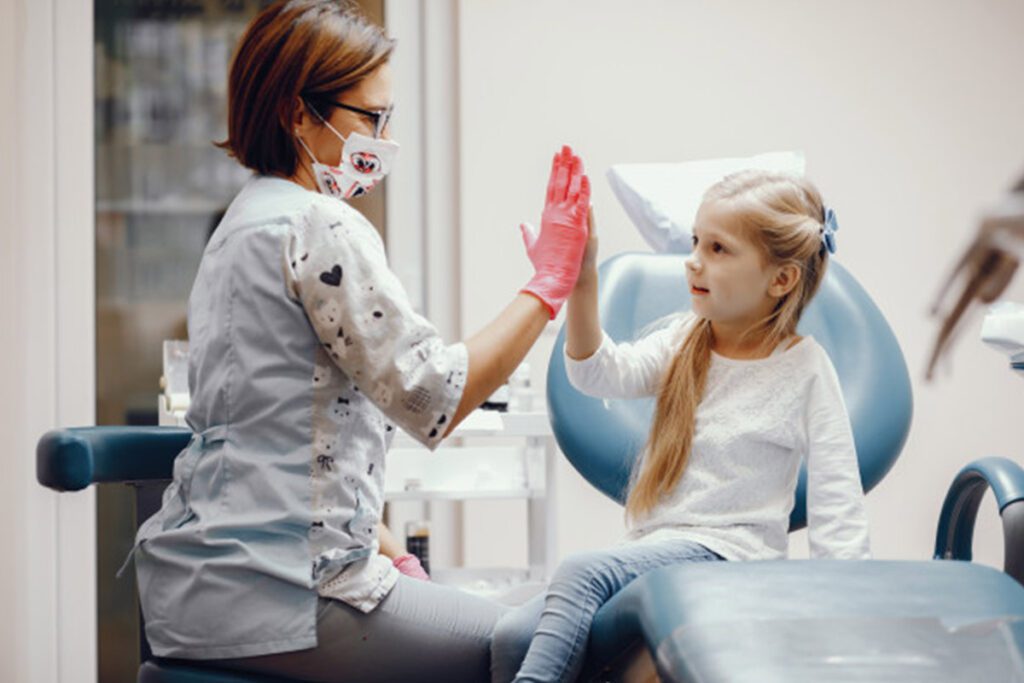 ¿Cómo hacer que tus hijos quieran ir al dentista?